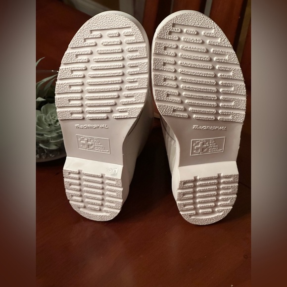 Dr. Martins Women’s Size 8 White Lace Up Boot NWT - Picture 3 of 3